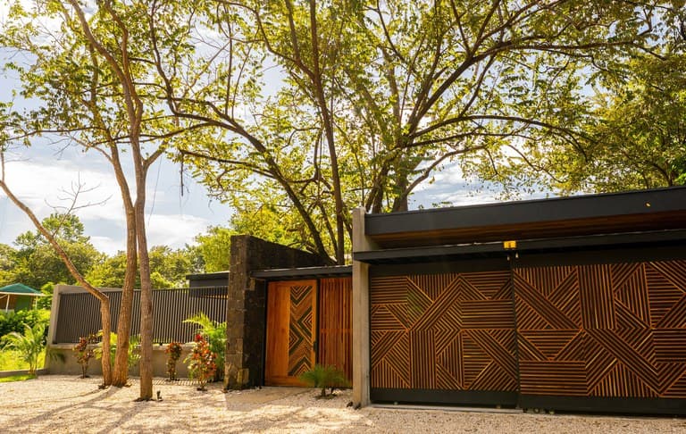 Casa Uchuva: Architectural Harmony of Wood, Stone, and Light