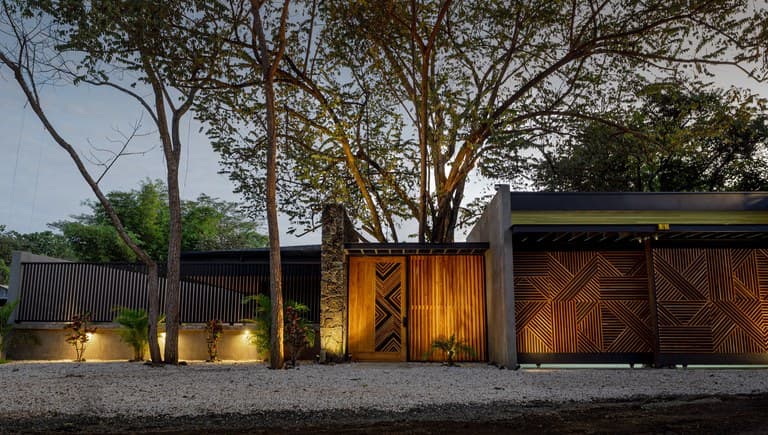 Casa Uchuva: Architectural Harmony of Wood, Stone, and Light